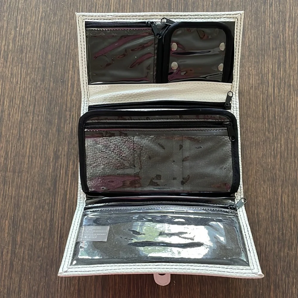 TRAVEL JEWELRY CASE /ORGANIZER, CREAM WITH SILVERTONE HARDWARE EXPANDABLE